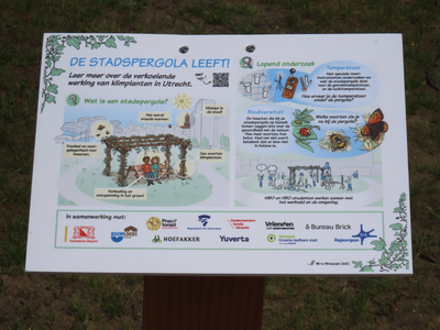 915073 Afbeelding van het uitlegbordje 'DE STADSPERGOLA LEEFT!', staande op het onlangs aangelegde noordoostelijk deel ...